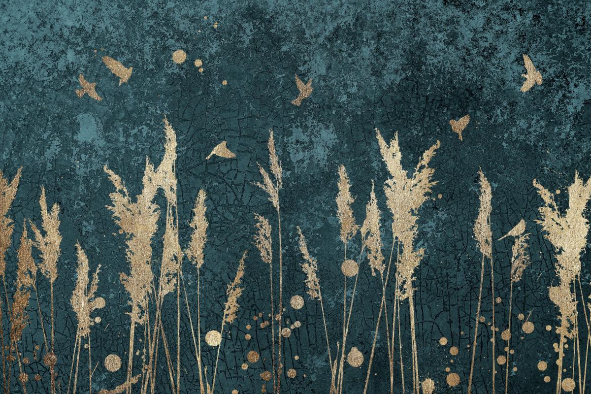 Tapeta ze złotymi elementami. artystyczny motyw trawy pampasowej i ptaków na morskim tle.
